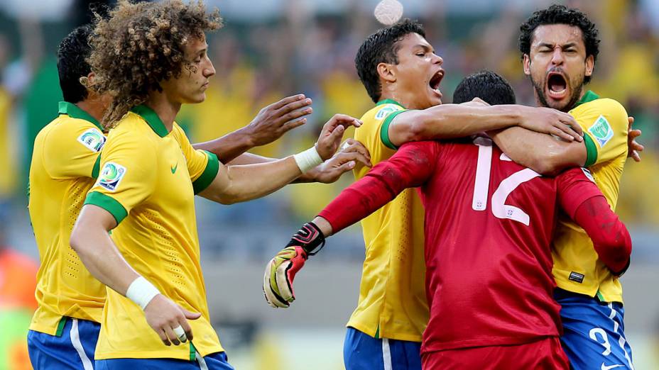 Jogadores do Brasil comemoram pênalti defendido por Júlio César, no jogo contra o Uruguai pela Copa das Confederações, em Belo Horizonte