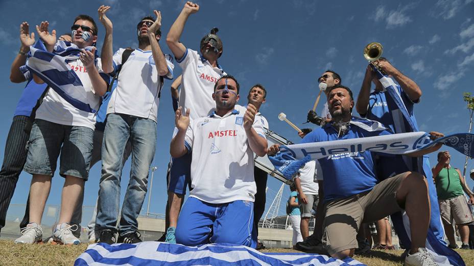 Torcedores chegam para a partida entre Costa do Marfim e Grécia, na arena Castelão, em Fortaleza