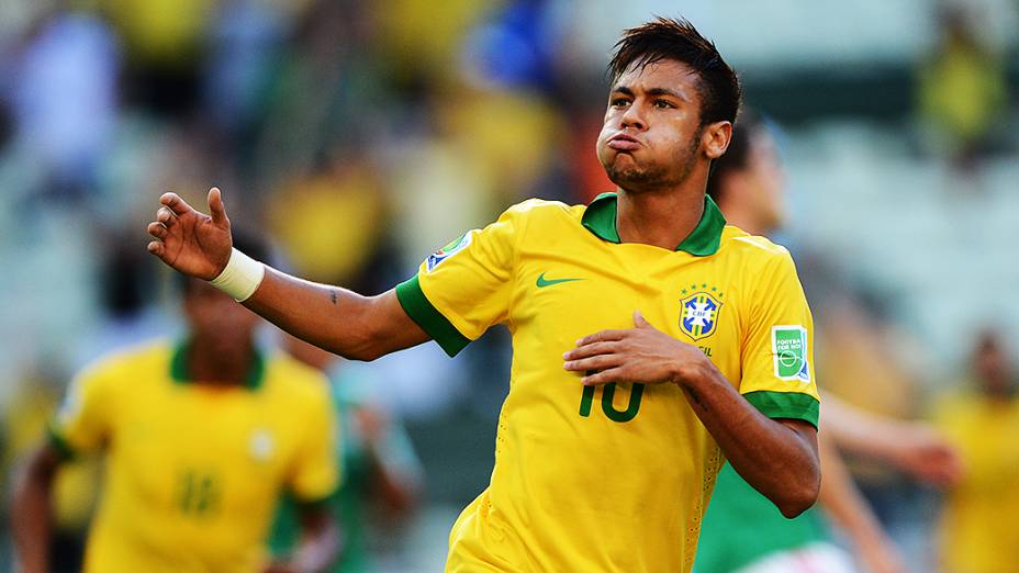 Neymar marca o primeiro gol do Brasil na partida contra o México, em Fortaleza