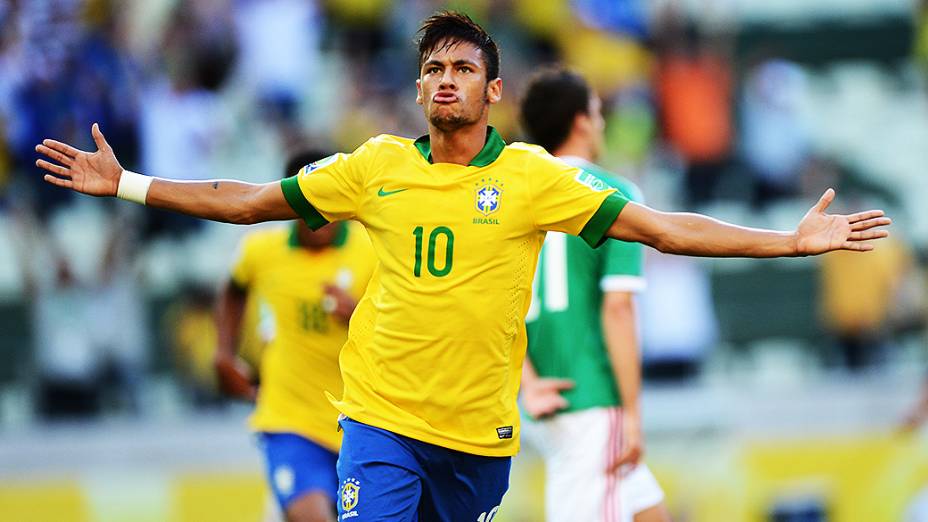 Neymar marca o primeiro gol do Brasil na partida contra o México nesta quarta-feira (19), em Fortaleza