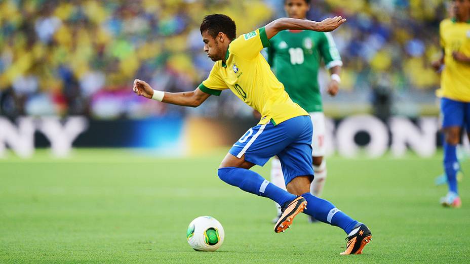 Neymar marca o primeiro gol do Brasil na partida contra o México, em Fortaleza