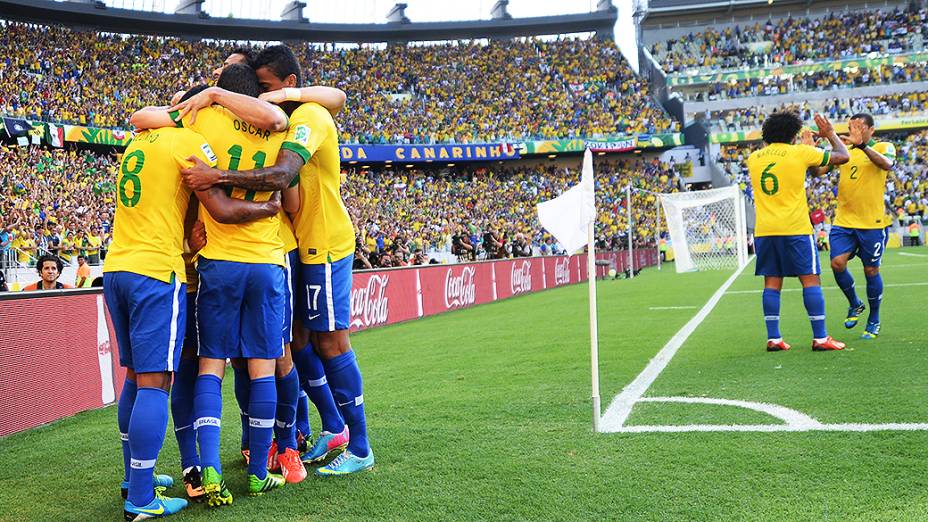 Jogadores do Brasil comemoram gol contra o México, pela Copa das Confederações, nesta quarta-feira (19) em Fortaleza