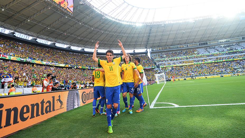 Neymar marca o primeiro gol do Brasil na partida contra o México, nesta quarta-feira (19) em Fortaleza