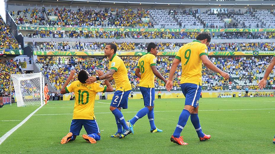 Neymar marca o primeiro gol do Brasil na partida contra o México, nesta quarta-feira (19) em Fortaleza