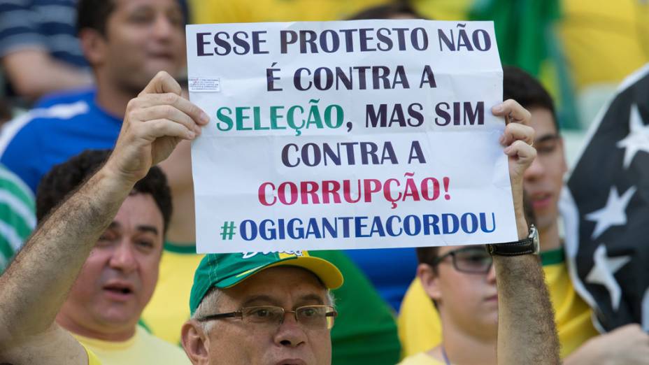 Torcida brasileira leva cartazes com protesto ao Estádio do Castelão, no Jogo contra o México pela Copa das Confederações