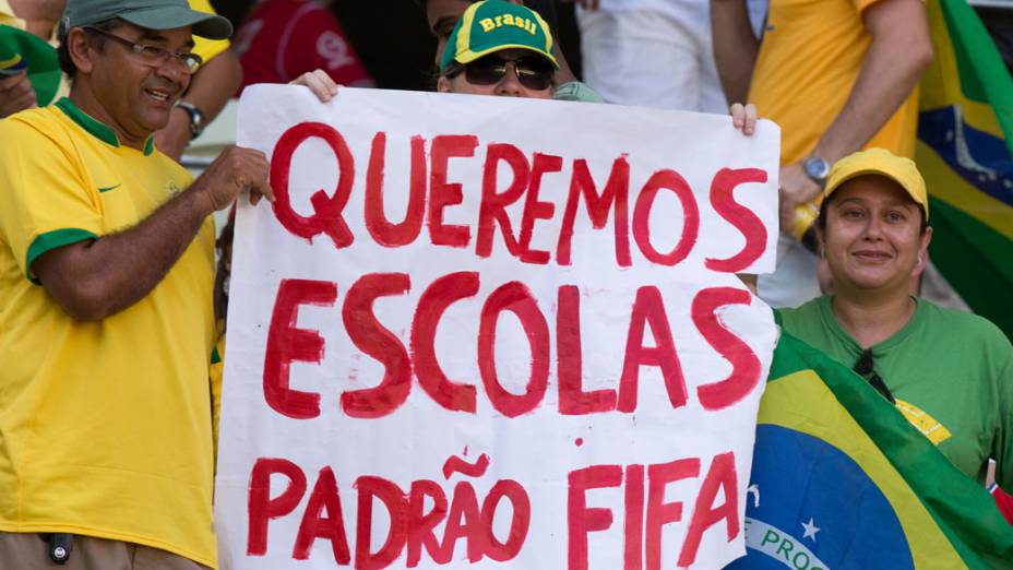 Torcida brasileira leva cartazes com protesto ao Estádio do Castelão, no Jogo contra o México pela Copa das Confederações