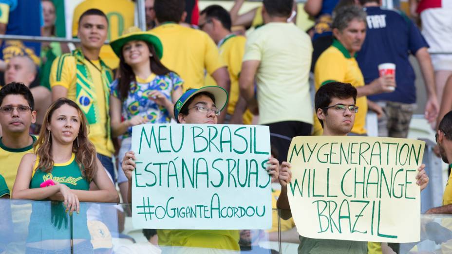 Torcida brasileira leva cartazes com protesto ao Estádio do Castelão, no Jogo contra o México pela Copa das Confederações