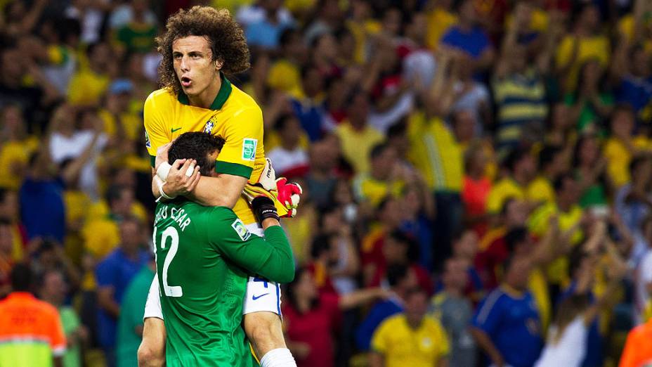 David Luiz comemora segundo gol do Brasil no estádio Maracanã durante final da Copa das Confederações entre Brasil e Espanha, no Rio de Janeiro