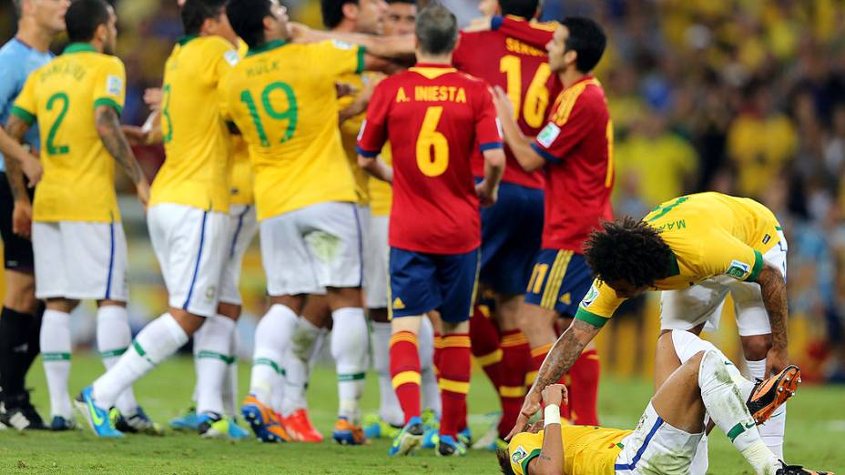 Neymar caido após sofrer falta no estádio Maracanã durante final da Copa das Confederações entre Brasil e Espanha, no Rio de Janeiro