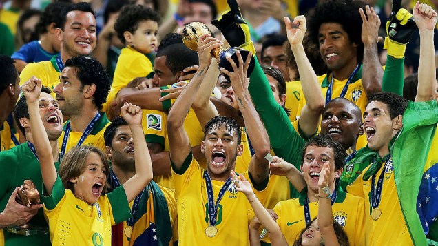Neymar com a taça no estádio Maracanã durante final da Copa das Confederações entre Brasil e Espanha, no Rio de Janeiro