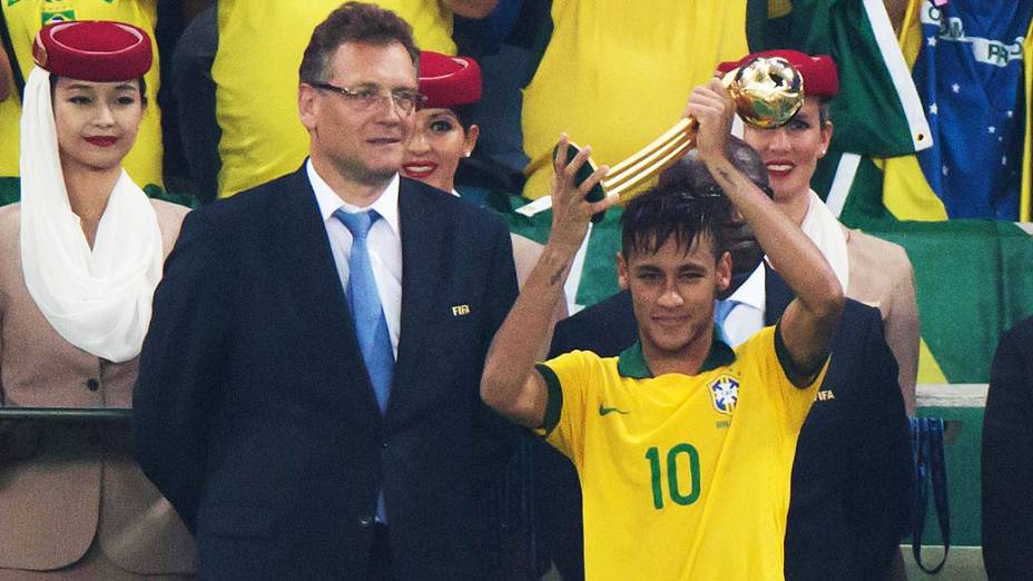 Neymar ganhou prêmio de melhor jogador no estádio Maracanã durante final da Copa das Confederações entre Brasil e Espanha, no Rio de Janeiro