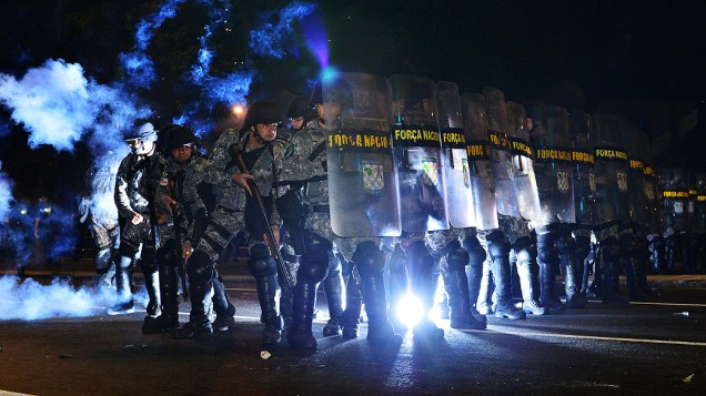 Tropa de choque utiliza gás lacrimogêneo durante um protesto em uma rua perto do estádio do Maracanã do Rio de Janeiro