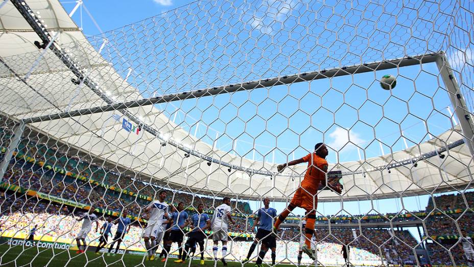 A bola acerta a trave antes do primeiro gol da Itália durante a Copa das Confederações partida entre Uruguai e Itália na disputa pelo terceiro lugar na Arena Fonte Nova em Salvador