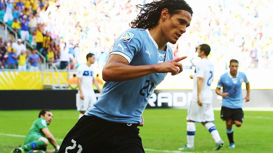 Edinson Cavani do Uruguai comemora marcando o primeiro gol de sua equipe, durante a Copa das Confederações partida entre Uruguai e Itália na Arena Fonte Nova em Salvador