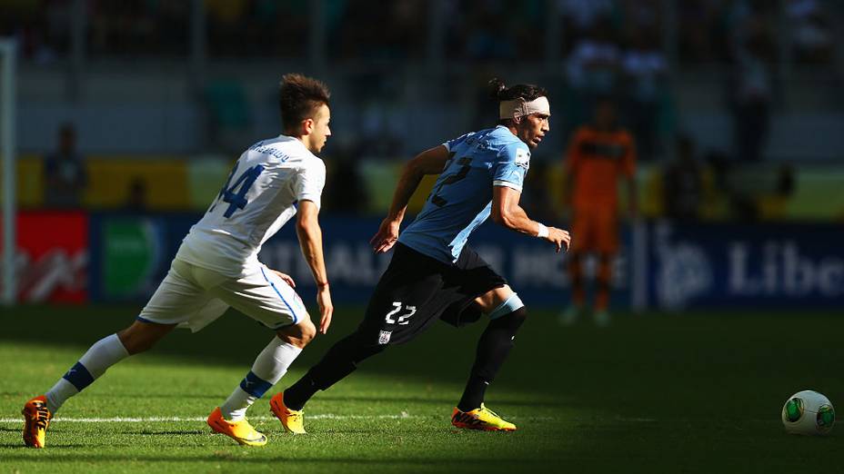 Stephan El Shaarawy da Itália concorre com Martin Caceres do Uruguai durante a Copa das Confederações em Salvador