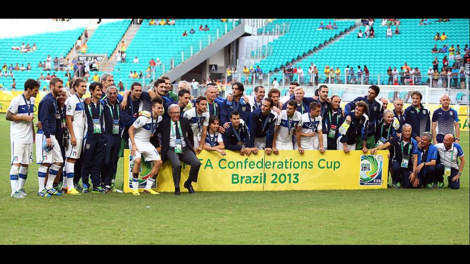 A equipe de Itália posa para uma foto após sua vitória e conquista da terceira posição na Copa das Confederações na Arena Fonte Nova em Salvador