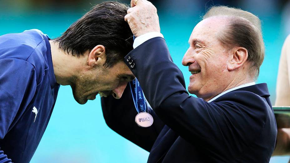 Da Itália, o goleiro Gianluigi Buffon recebe sua medalha de terceiro lugar do Presidente da CONMEBOL Eugenio Figueredo,na Copa das Confederações na Arena Fonte Nova, em Salvador