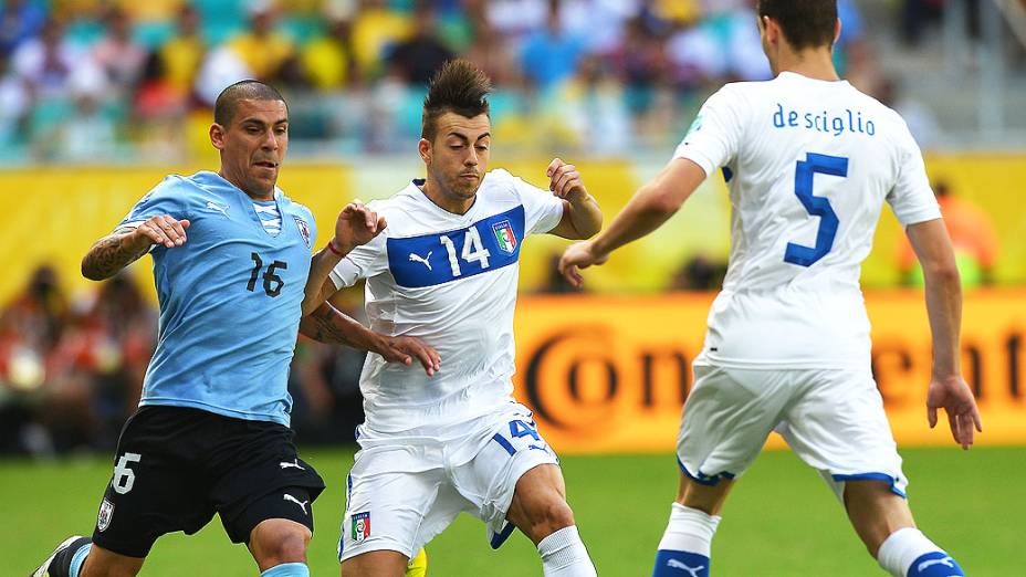 Defensor Maximiliano Pereira (E) do Uruguai com o atacante italiano Stephan El Shaarawy (C) durante a sua Copa das Confederações durante jogo pelo terceiro lugar, na Arena Fonte Nova, em Salvador