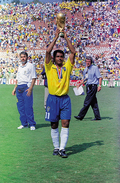 Romário erguendo a Taça Fifa, após a vitória sobre a Itália e a conquista da Copa do Mundo de 1994, no Estádio Rose Bowl, em Los Angeles