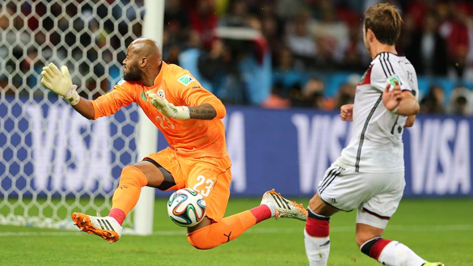 O goleiro Rais MBolhi, da Argélia, faz boa defesa no jogo contra a Alemanha no Beira-Rio, em Porto Alegre