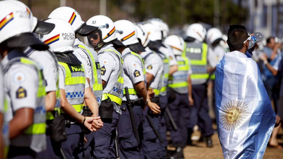 Polícia é reforçada para o jogo entre Argentina e Bélgica no Mané Garrincha, em Brasília
