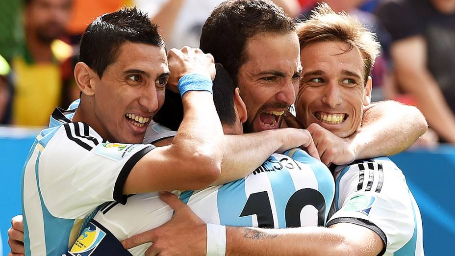 Jogadores da Argentina comemoram gol contra a Bélgica no Mané Garrincha, em Brasília