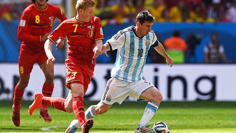 O argentino Messi é marcado pelo jogador da Bélgica no Mané Garrincha, em Brasília