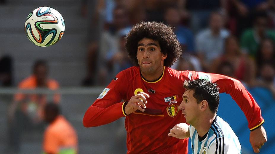 O argentino Messi disputa a bola com Fellaini, da Bélgica, na Mané Garrincha em Brasília