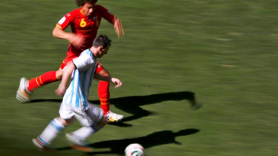 Messi conduz a bola no jogo contra a Bélgica no Mané Garrincha, em Brasília<br><br> 