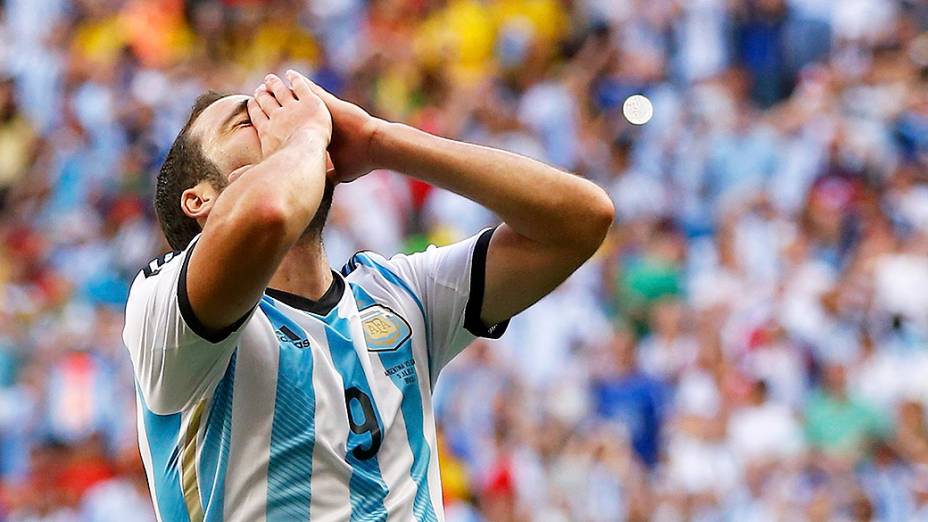 O argentino Gonzalo Higuaín lamenta gol perdido no jogo contra a Bélgica no Mané Garrincha, em Brasília