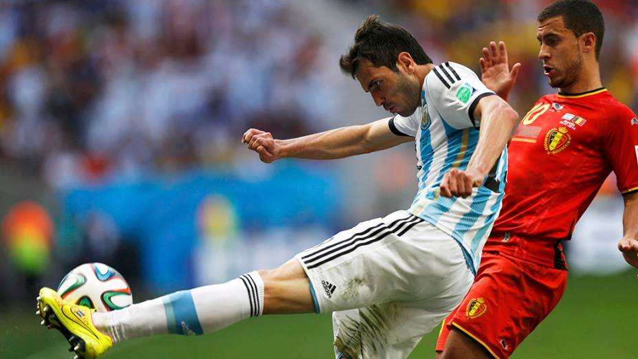 Jose Basanta, da Argentina, chuta a bola contra o gol da Bélgica no Mané Garrincha, em Brasília