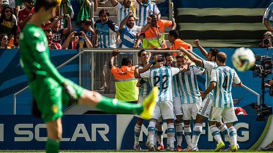 Jogadores da Argentina comemoram gol contra a Bélgica no Mané Garrincha, em Brasília