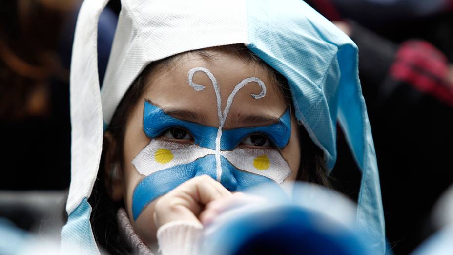 Torcedora argentina acompanha partida contra a Suíça, no estádio Itaquera, em São Paulo