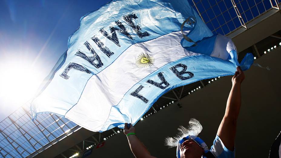 Torcida argentina aguarda o início do jogo contra a Suiça no Itaquerão, em São Paulo