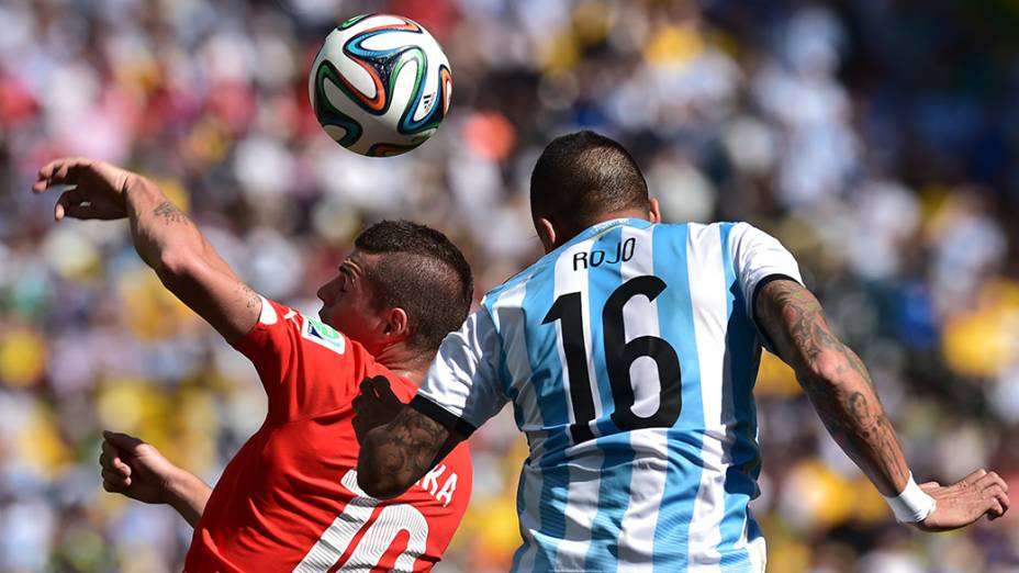 Jogadores de Argentina e Suíça disputam a bola de cabeça no Itaquerão, em São Paulo