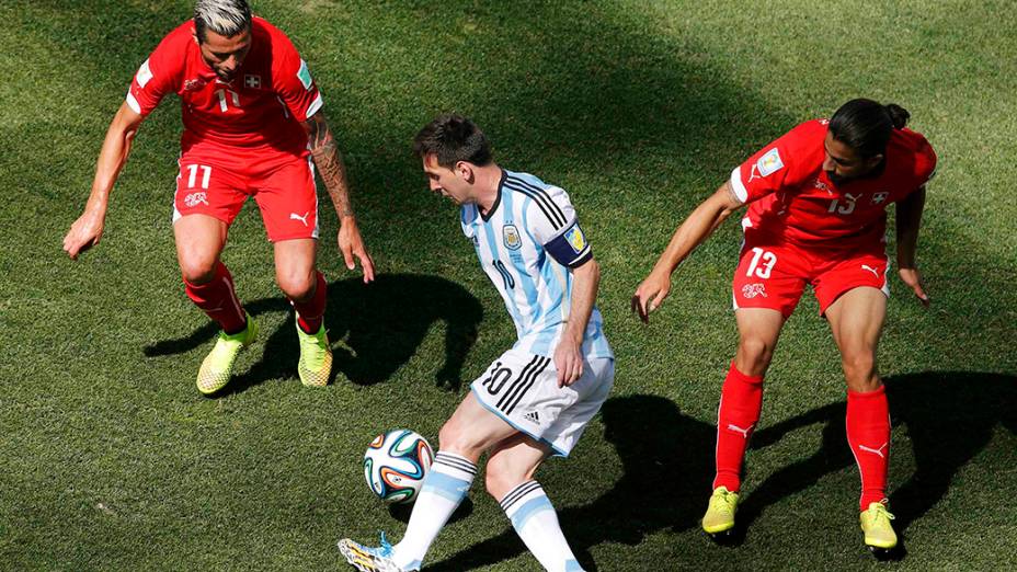 Messi dribla dois jogadores da Suíça no Itaquerão, em São Paulo