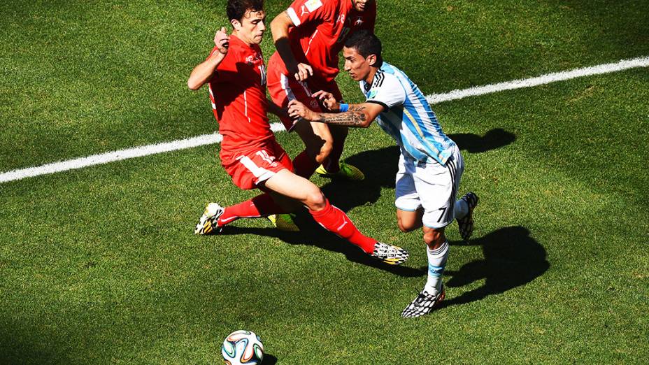 O argentino di Maria é marcado por dois jogadores da Suíça no Itaquerão, em São Paulo