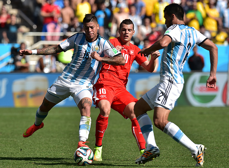 Jogadores de Argentina e Suíça disputam a bola de cabeça no Itaquerão, em São Paulo