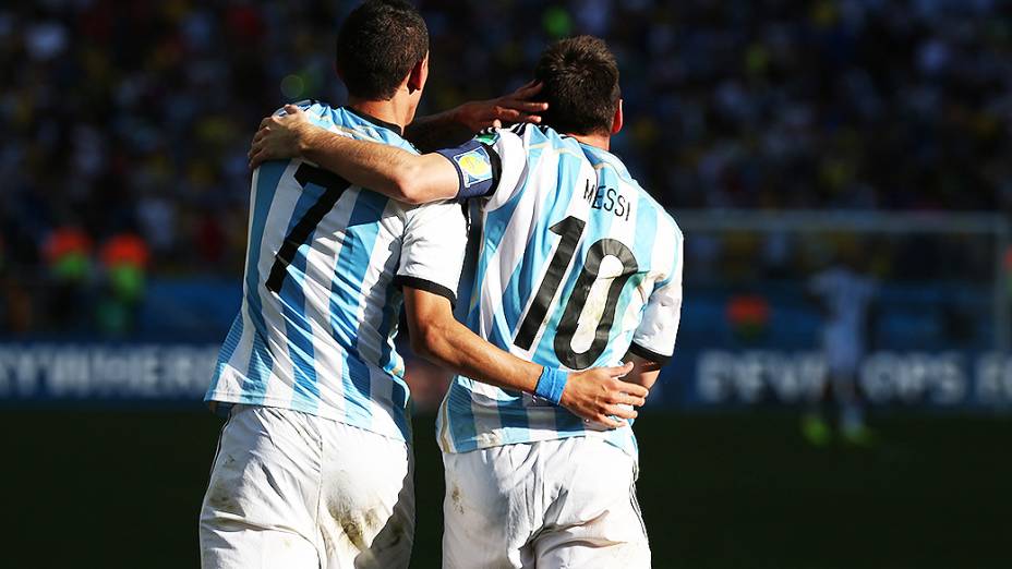 Di Maria e Messi comemoram gol da Argentina contra a Suíça