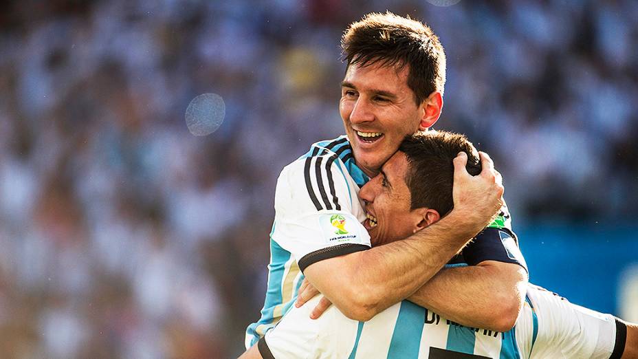 Di Maria e Messi comemoram gol da Argentina contra a Suíça