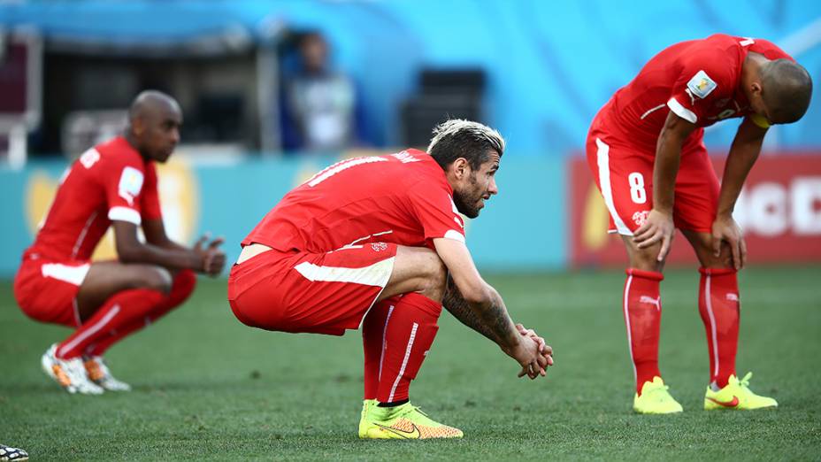 Jogadores da Suíça lamentam derrota para a Argentina