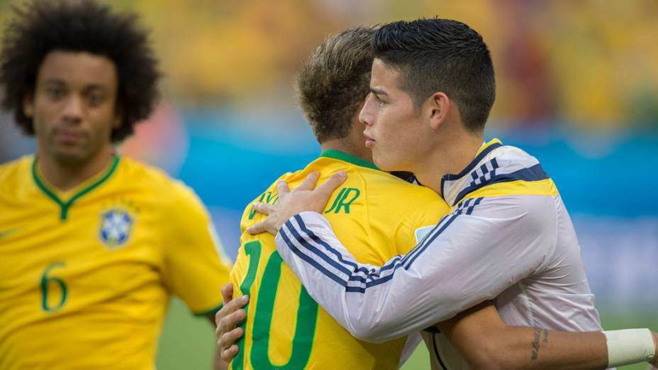 Neymar cumprimenta o colombiano James Rodríguez antes do jogo no Castelão, em Fortaleza