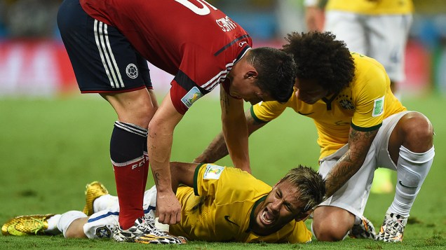 Neymar geme de dor após entrada dura do jogador da Colômbia