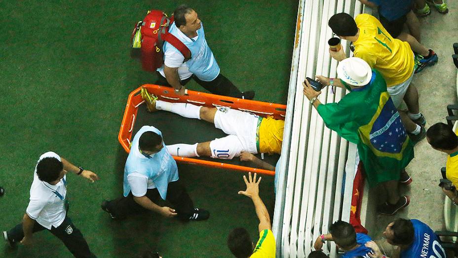 Neymar é retirado de maca do campo, após falta do jogador colombiano Zuñiga