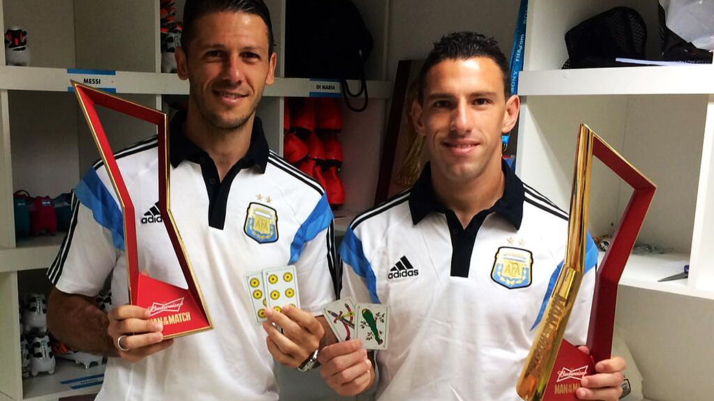 Os argentinos Martín Demichelis e Maxi Rodríguez exibem os troféus conquistados no truco