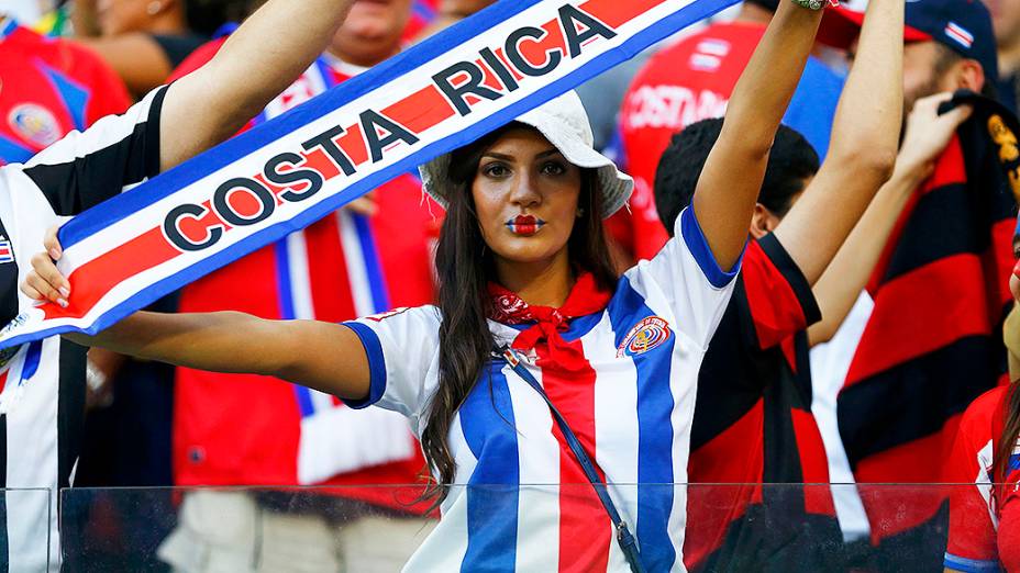 Torcedora da Costa Rica aguarda o início do jogo contra a Grécia na Arena Pernambuco, em Recife