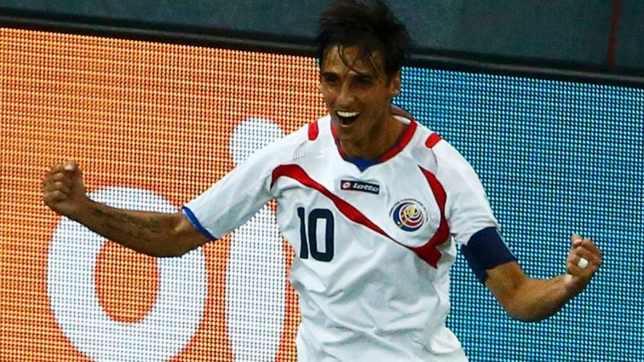 Bryan Ruiz comemora gol da Costa Rica contra a Grécia na Arena Pernambuco, em Recife