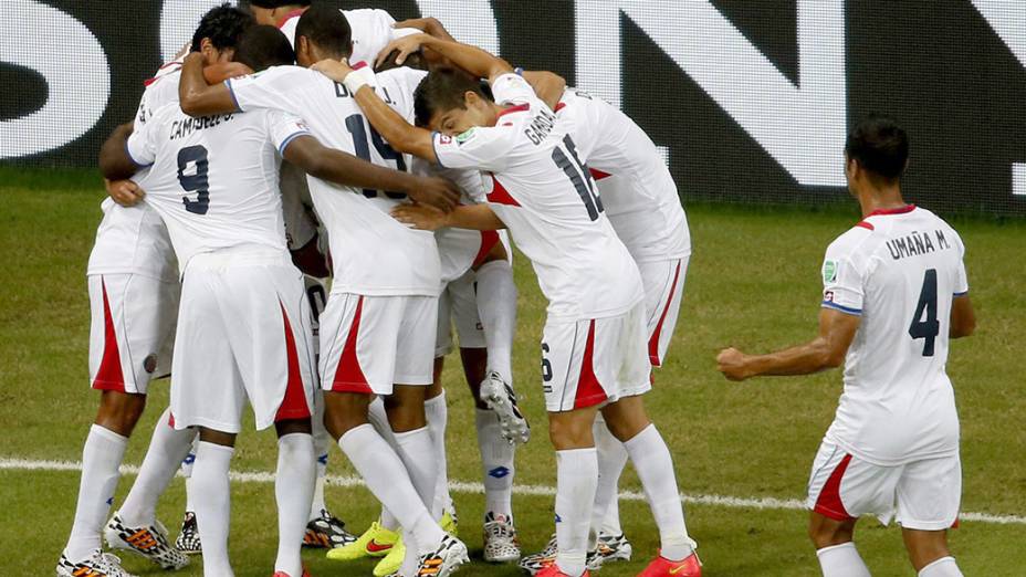 Jogadores da Costa Rica comemoram gol contra a Grécia na Arena Pernambuco, em Recife