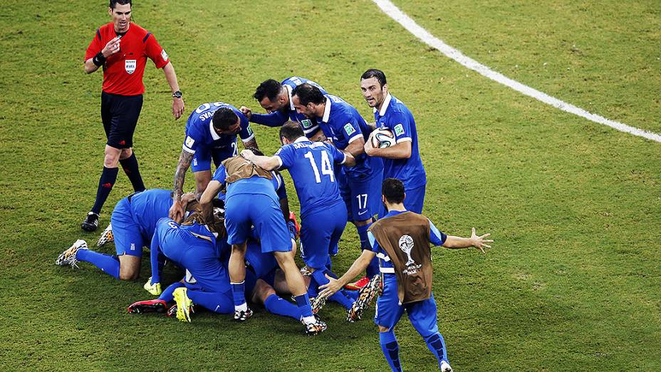 Jogadores da Grécia comemora gol contra a Costa Rica no final do segundo tempo na Arena Pernambuco, em Recife