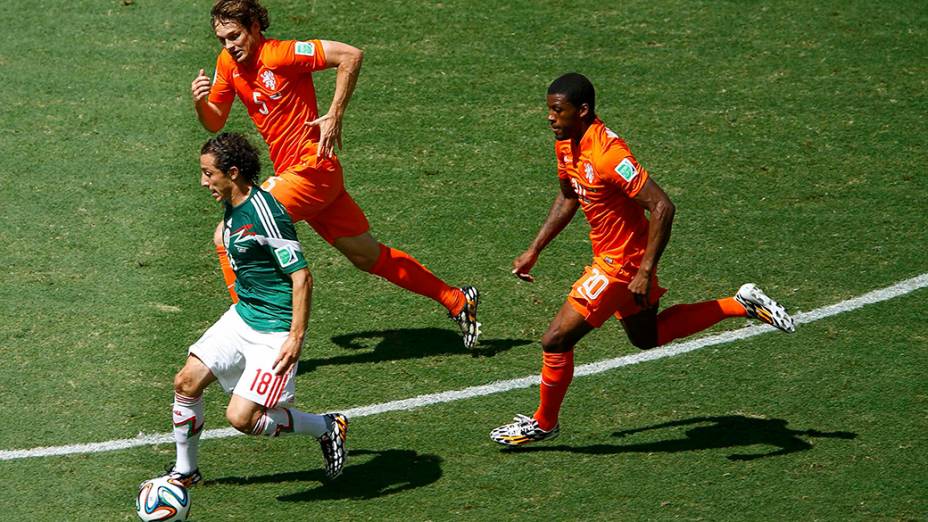 O mexicano Guardado é marcado por dois jogadores da Holanda no Castelão, em Fortaleza
